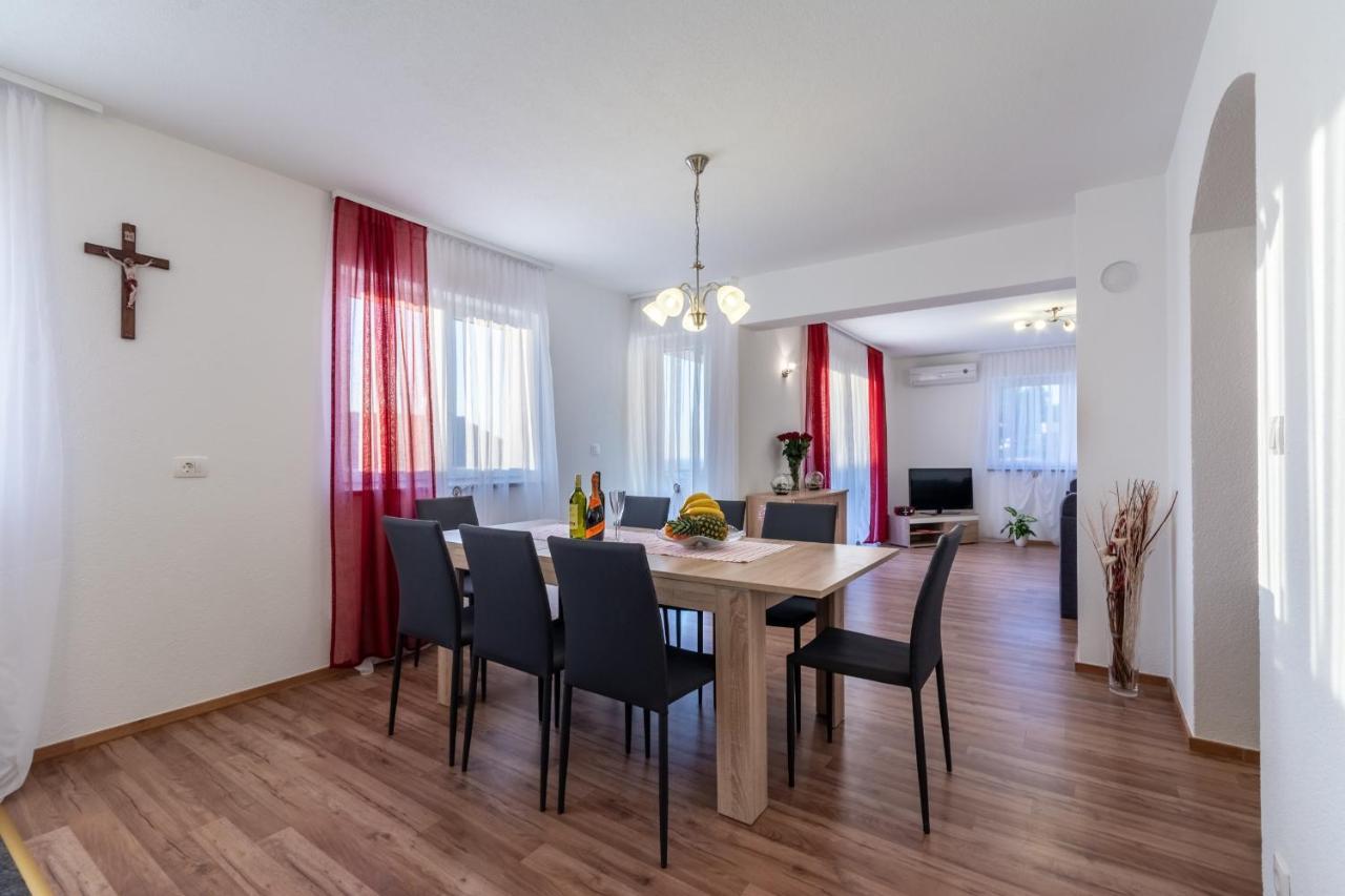 Family Friendly Apartments With A Swimming Pool Stanici, Omis - 18676 المظهر الخارجي الصورة
