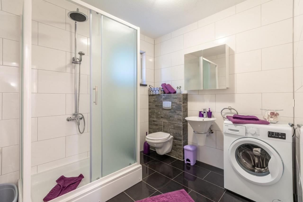 Family Friendly Apartments With A Swimming Pool Stanici, Omis - 18676 المظهر الخارجي الصورة