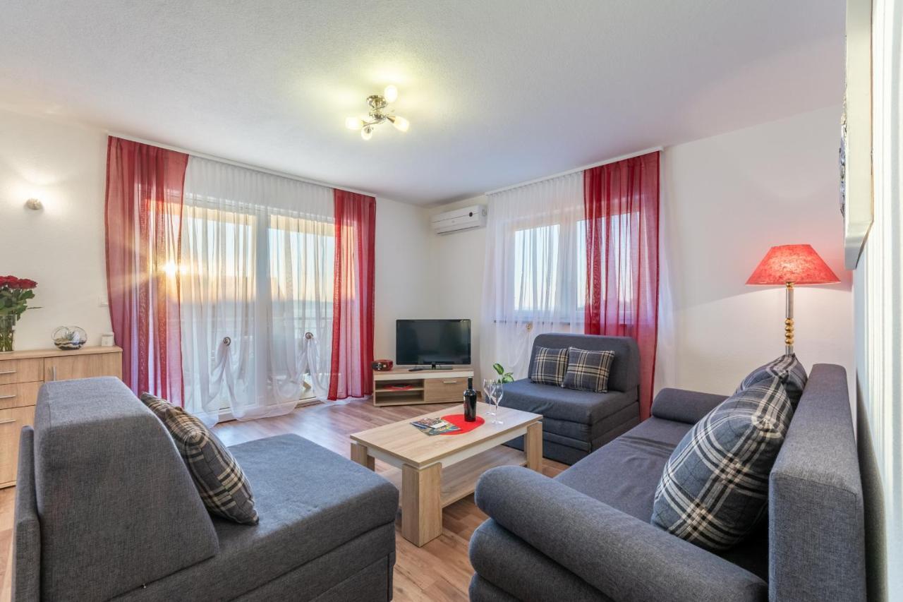 Family Friendly Apartments With A Swimming Pool Stanici, Omis - 18676 المظهر الخارجي الصورة