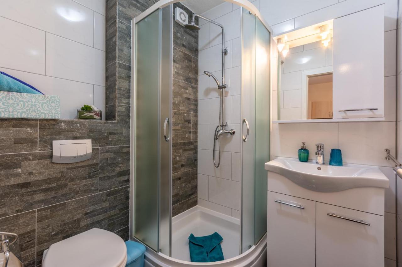 Family Friendly Apartments With A Swimming Pool Stanici, Omis - 18676 المظهر الخارجي الصورة