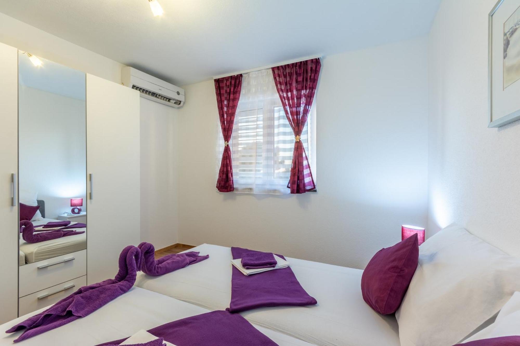 Family Friendly Apartments With A Swimming Pool Stanici, Omis - 18676 الغرفة الصورة