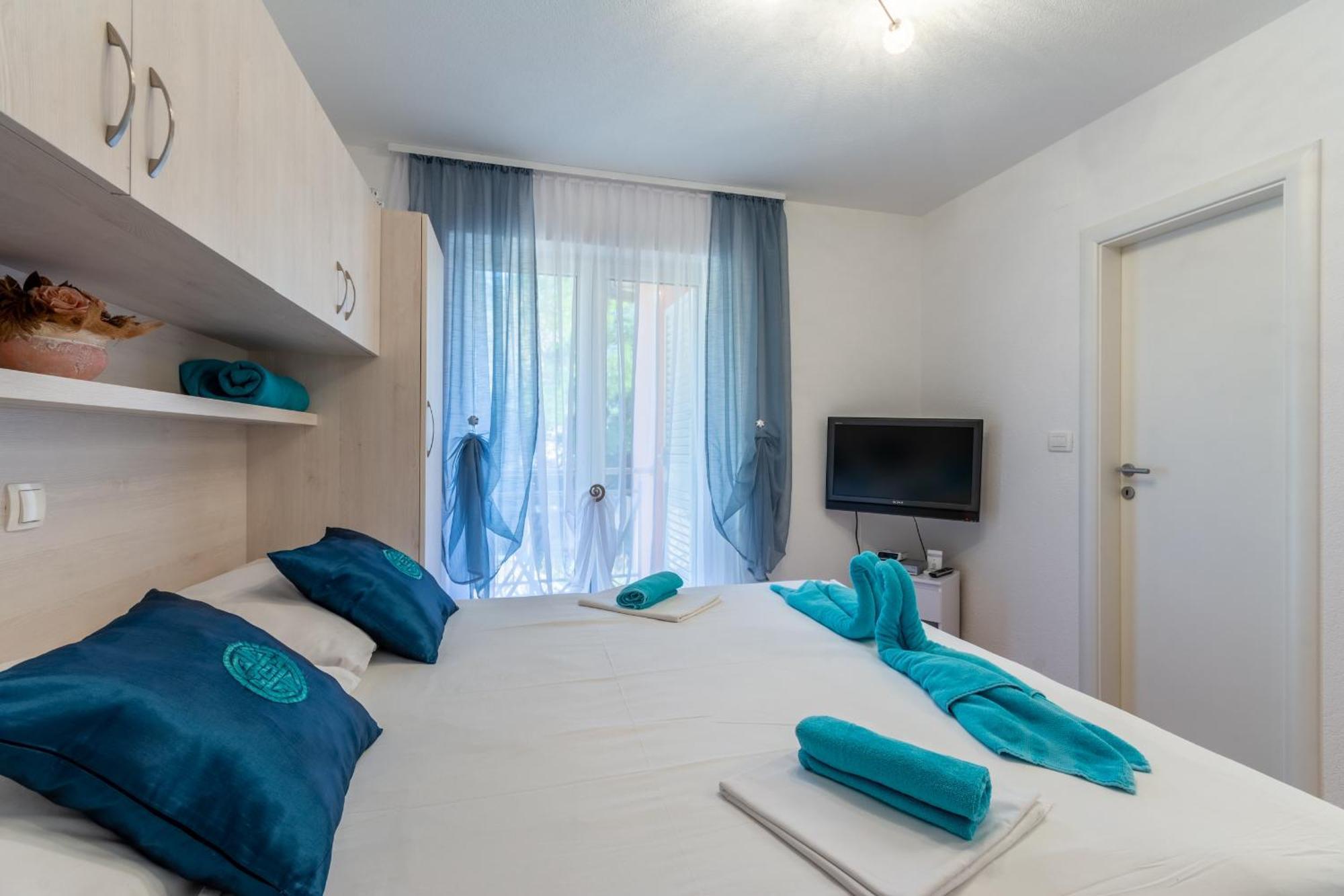 Family Friendly Apartments With A Swimming Pool Stanici, Omis - 18676 الغرفة الصورة