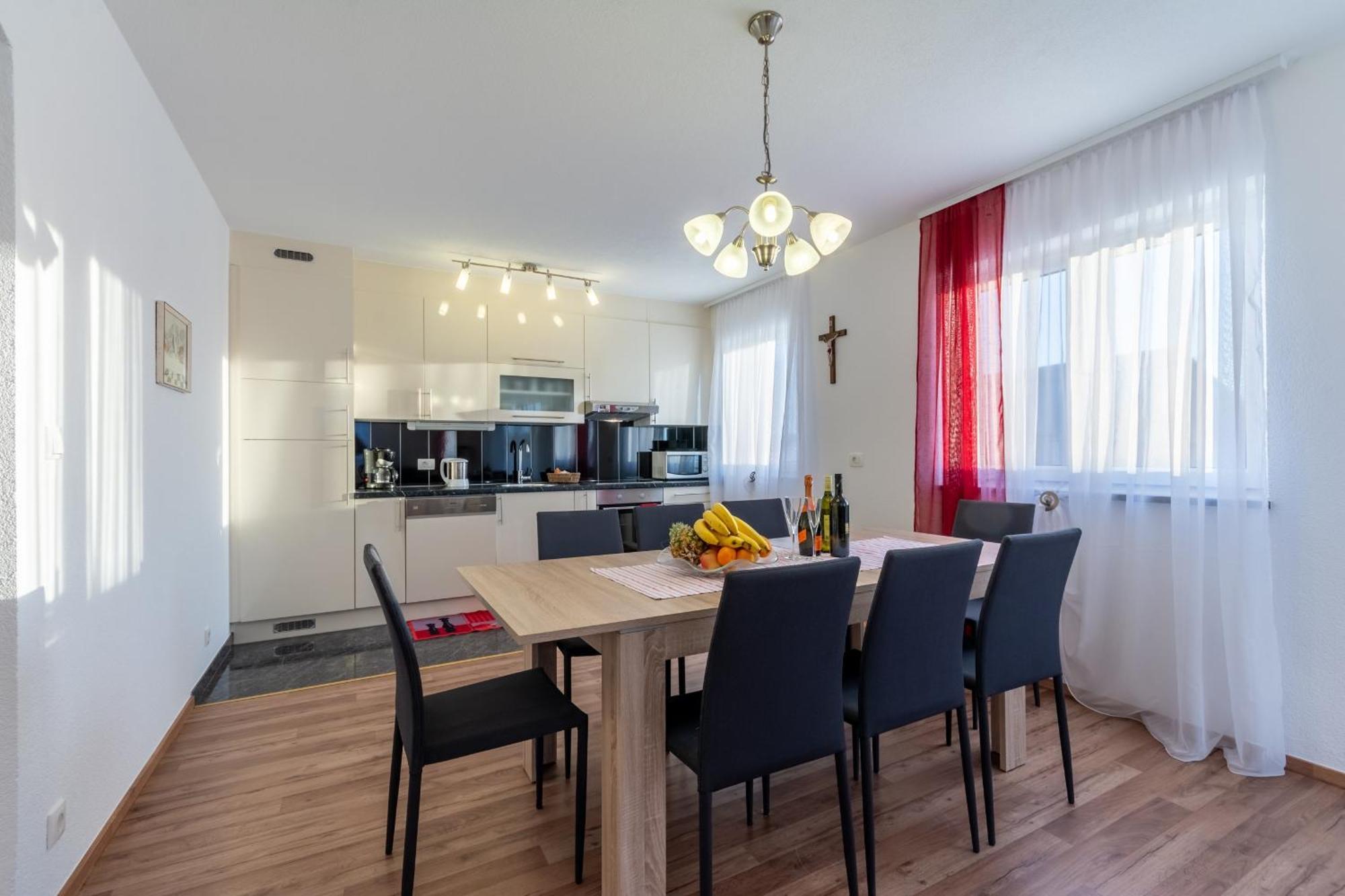 Family Friendly Apartments With A Swimming Pool Stanici, Omis - 18676 الغرفة الصورة