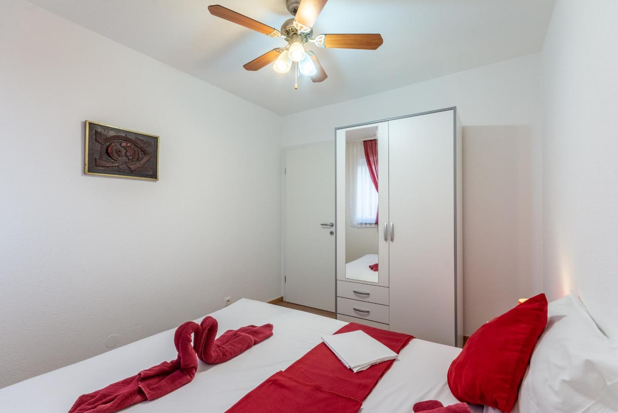 Family Friendly Apartments With A Swimming Pool Stanici, Omis - 18676 الغرفة الصورة